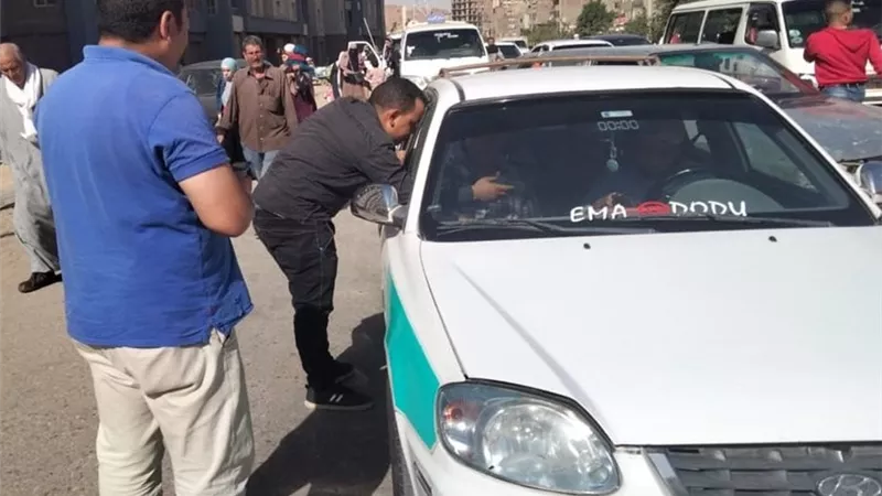 «زودوا الأجرة».. رئيس مباحث المرور بالفيوم يضبط وقائع استغلال سائقي التاكسي بالمدينة