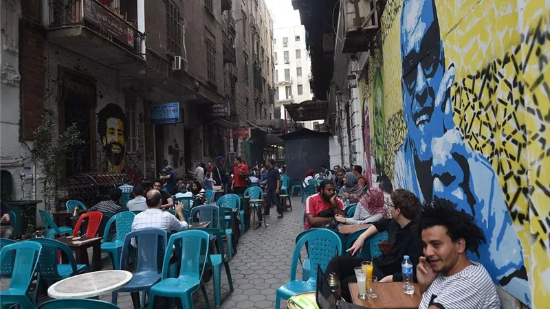ماذا يحدث في الإسكندرية.. من ينقذ سكان عقار ميامي من أصوات الطاولة وإشغالات المقاهي؟ 
