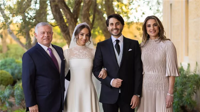 الأميرة «إيمان» ابنة الملك عبدالله تحتفل بأول عيد ميلاد لها وهي «أم»