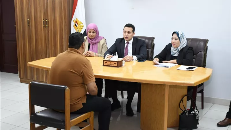 بحث شكاوى ومطالب 70 مواطنًا بالفيوم تنوعت بين توفير المعاشات والمساعدات