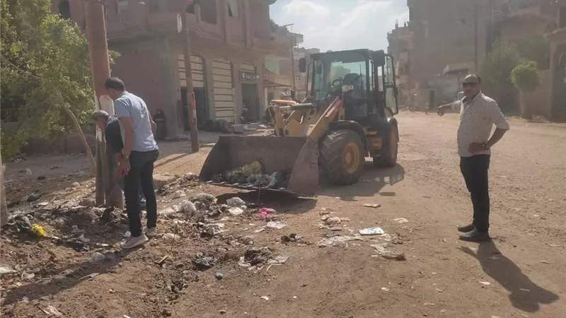 حملات موسعة في دسوق لرفع المخلفات والقمامة وتهذيب الأشجار 