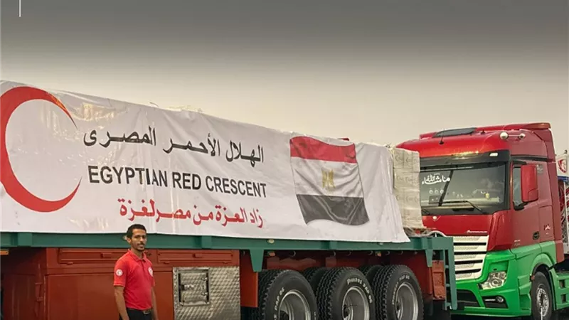 الهلال الأحمر يرسل 3000 طن مساعدات إنسانية إلى غزة عبر قافلة «زاد العزة»
