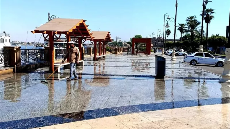 استعدادا لاحتفالات نصر أكتوبر.. حملات نظافة بمنطقة الممشى والنصب التذكاري للشهداء بالأقصر |صور