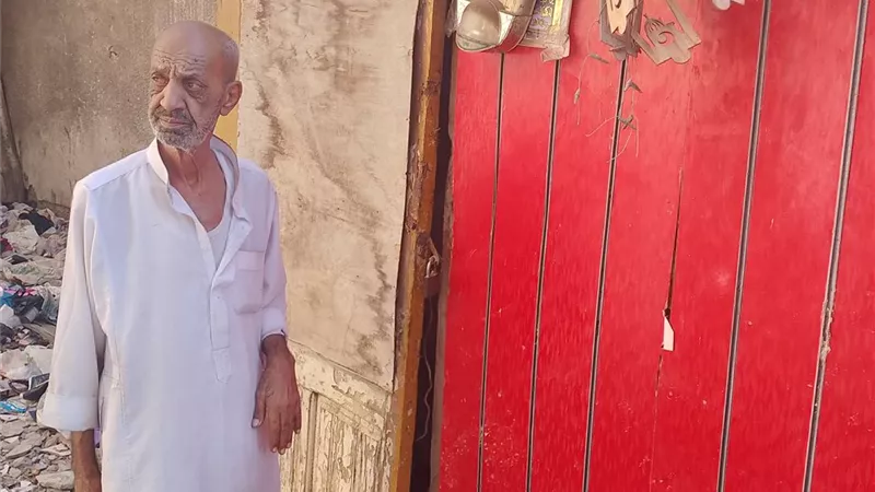 عايش مع «الحشرات».. سبعيني بدمياط يحلم بمسكن آدمي