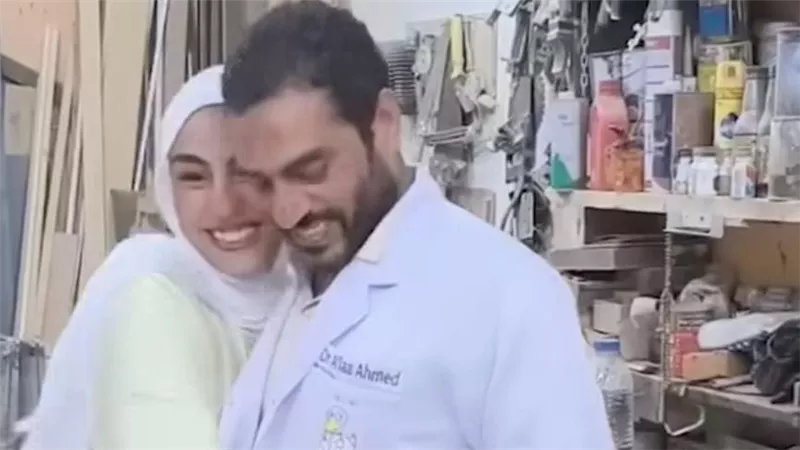 ألبسته البالطو الأبيض.. ابنة تكرم والدها بطريقتها الخاصة في ورشته بعد التحاقها بـ الطب| صور