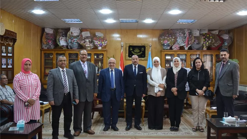 نائب رئيس جامعة الأزهر للوجه القبلي يستقبل لجنة متابعة تدريب أطباء الامتياز