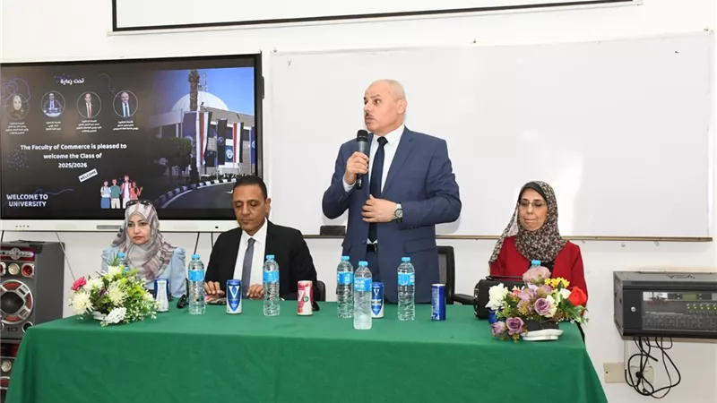 رئيس جامعة القناة ينصح الطلاب الجدد بالالتزام وتعزيز المهارات