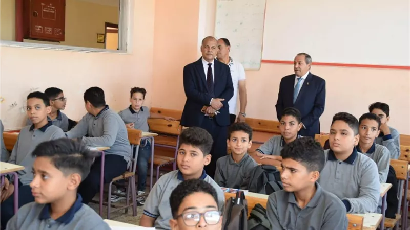 محافظ بورسعيد يتفقد مدرستي الشهيد محمد مهران والشهيد محمد الحسيني