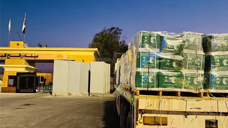عبور قافلة مساعدات سعودية من معبر رفح تمهيدا لدخولها إلى غزة