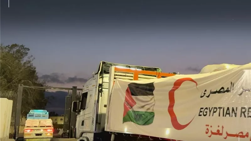 «زاد العزة».. 3000 طن مساعدات من الهلال الأحمر إلى غزة 