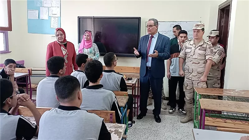 مدارس بني سويف تحيي انتصارات أكتوبر بتكريم أبناء الشهيد أحمد محمد عبده