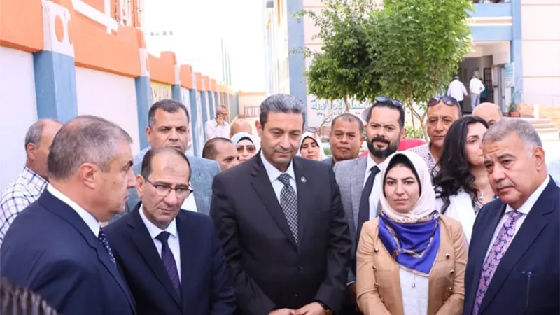 محافظ دمياط يشهد توزيع شنط مدرسية على الطلاب بمدرسة أبو عياد