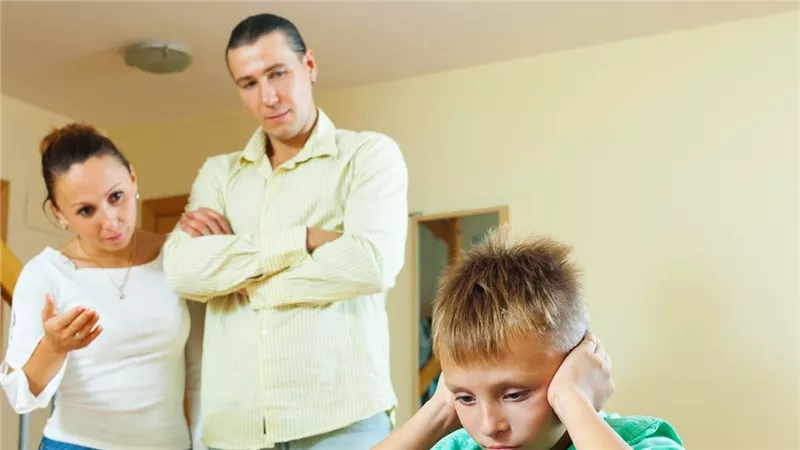 3 أخطاء يرتكبها الآباء تدفع المراهقين للابتعاد عنهم