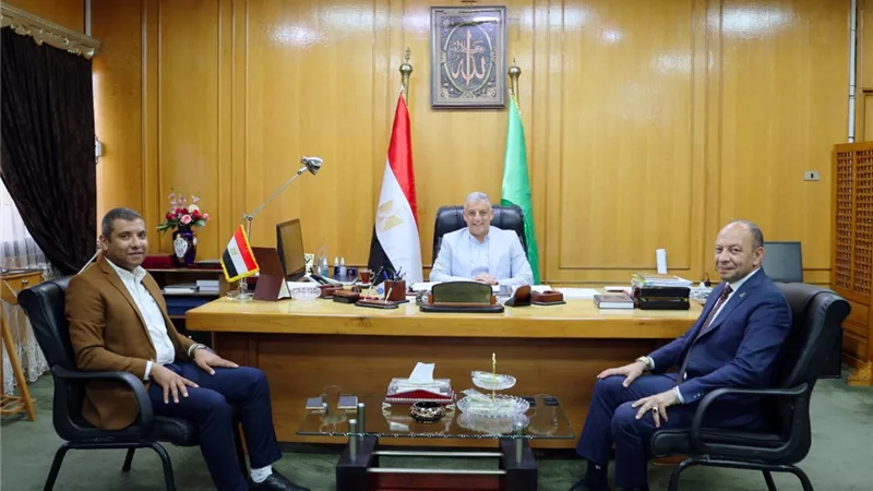 محافظ الإسماعيلية يستقبل رئيس مجلس إدارة شركة جاس لبحث موقف مشروعات المحافظة