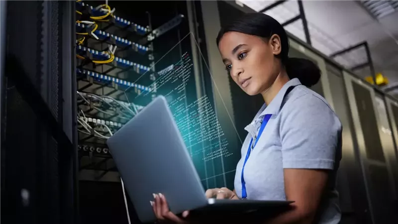 المرأة وصناعة المستقبل الرقمي: قيادة برؤية إنسانية وإبداع متجدد