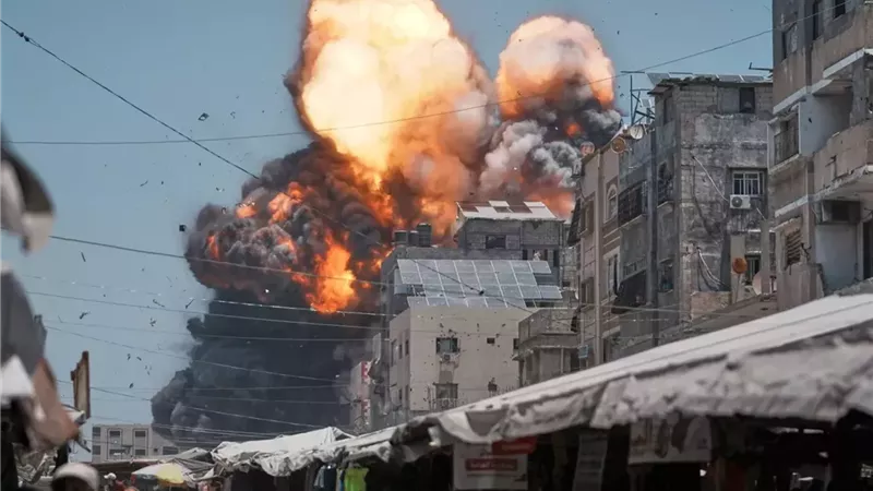 مركز حقوقي يدين قصف الاحتلال لمدرسة تؤوي النازحين شرقي غزة