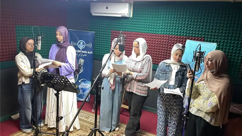 راديو جامعة قناة السويس يبدع في تدريب طلابه على الدراما الإذاعية بالإنجليزية