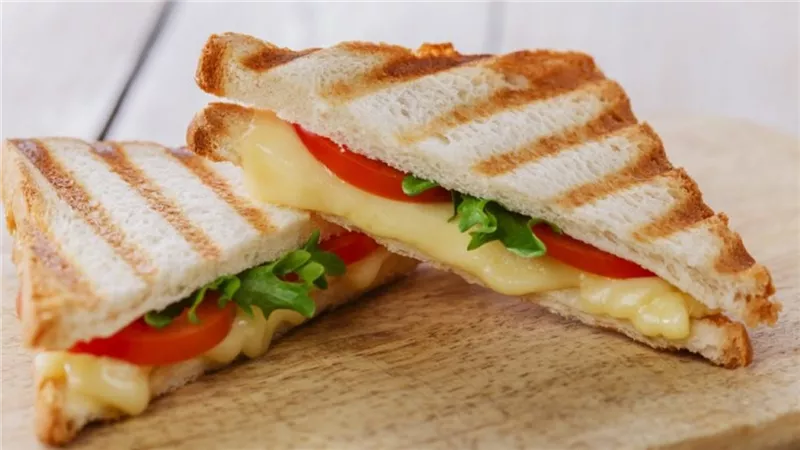 وصفة سهلة لتحضير ساندوتش الجبن وشوربة الطماطم بالمنزل