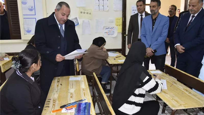 محافظ بورسعيد يتفقد سير امتحانات الشهادة الإعدادية