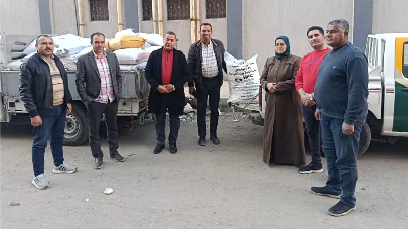 مخالفات جسيمة بأسواق الفيوم..  «التموين» تضبط فلفل وشطة من نشارة الخشب