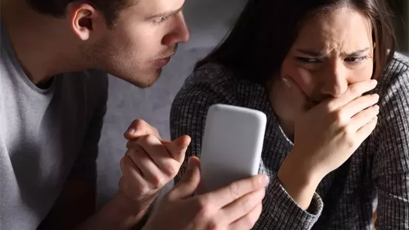 الخيانة ملهاش رجلين.. زوجة تجمع بين زوجين وتوثق خيانتها.. التفاصيل مؤلمة