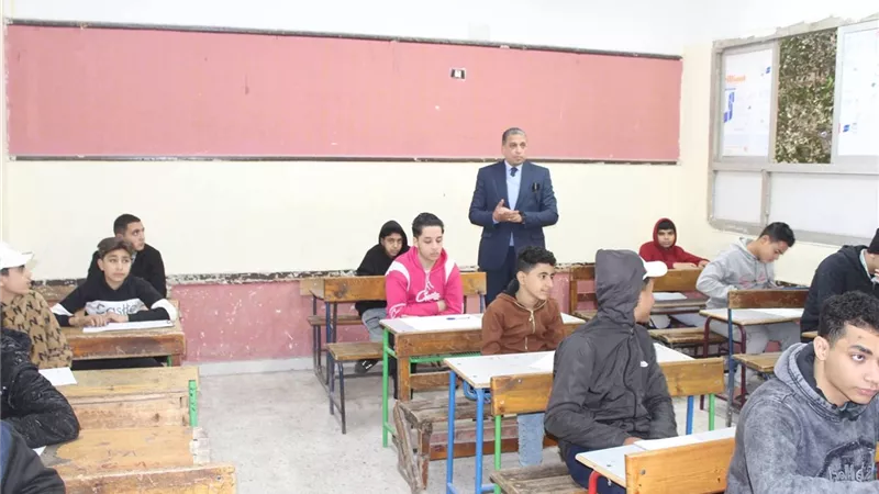 مدير تعليم الجيزة يتابع امتحان الجبر والهندسة للشهادة الإعدادية