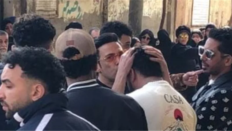 انهيار رضا البحراوي في جنازة والدته.. وسعد الصغير يواسيه بهذه الطريقة| صور