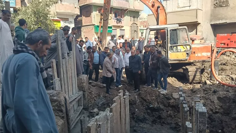 محافظة الجيزة تتابع مشروع الصرف الصحي بميت شماس| صور