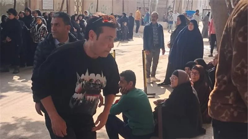 ماذا فعل؟ .. سعد الصغير يتصدر المشهد في جنازة والدة رضا البحراوي| صور