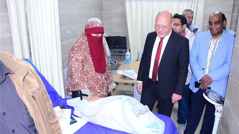 رئيس جامعة سوهاج يلتقي بالمرضى داخل مستشفى الطوارئ الجديد