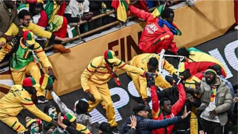 المغرب يكشف حقيقة وفاة أحد أفراد الأمن عقب الاشتباكات بمدرج السنغال|صورة