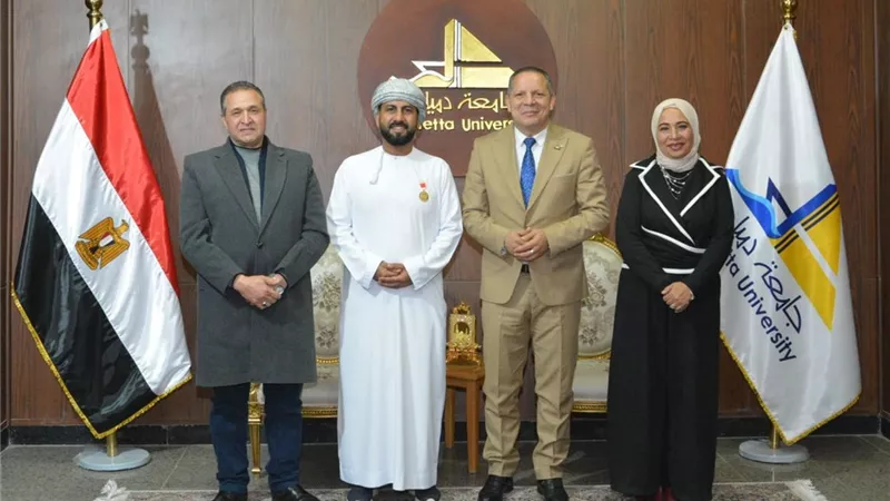 رئيس جامعة دمياط يكرم باحثاً عُمانياً وافداً لحصوله على الدكتوراه