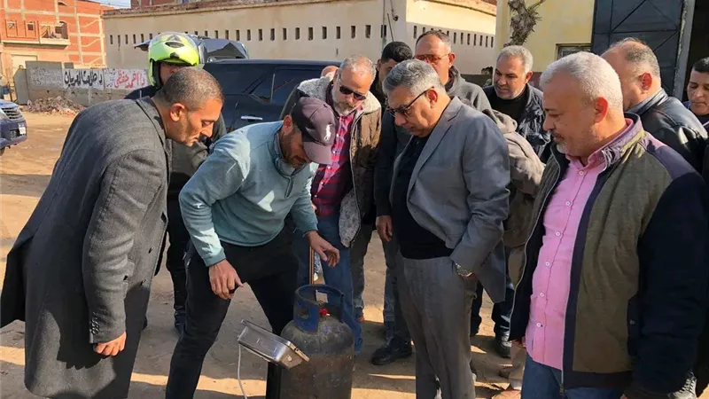 محافظ الدقهلية يفاجئ مستودع بوتاجاز في دكرنس بجولة صباحية مفاجئة