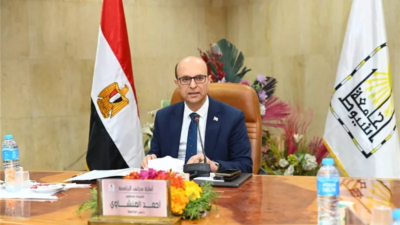 رئيس جامعة أسيوط يهنئ الرئيس السيسي بذكرى عيد الشرطة الـ74