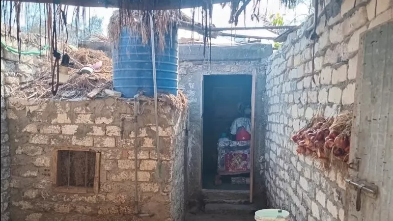 بحث حالة 80 أسرة من الأولى بالرعاية لتوصيل المياه إليها بالشرقية|صور