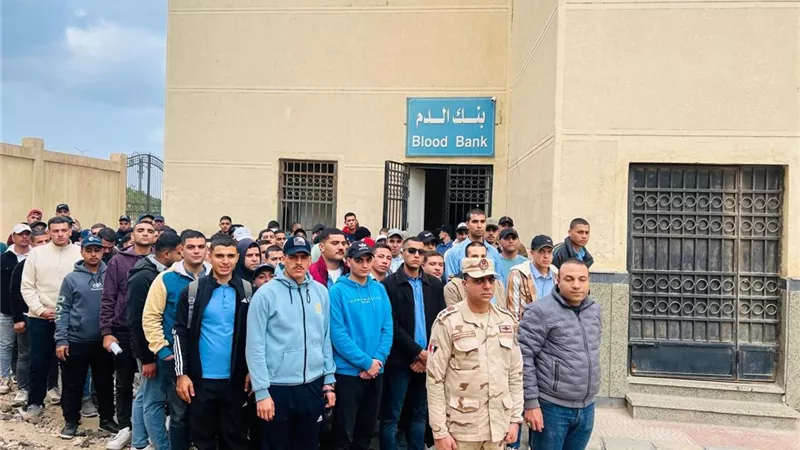 رئيس جامعة كفر الشيخ يتفقد حملة الطلاب للتبرع بالدم 