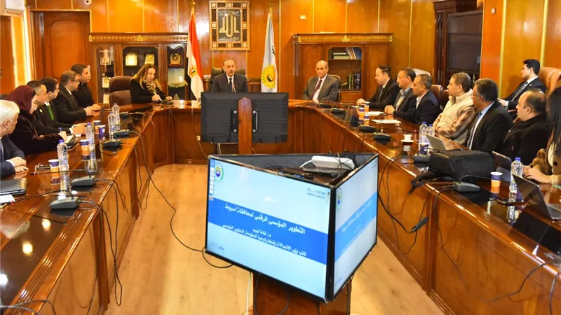 محافظ أسيوط ونائب وزير الاتصالات يناقشان خطة التطوير المؤسسي الرقمي