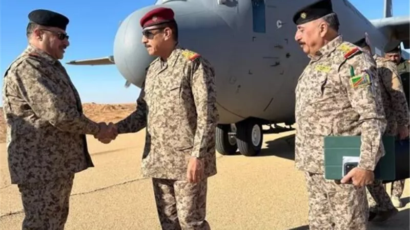 بعد اشتباكات قسد والشرع.. رئيس أركان الجيش العراقي يتفقد الحدود مع سوريا