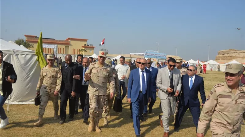 محافظ الأقصر وقائد قوات الدفاع الشعبي يتفقدان معسكر الإيواء العاجل بالطود 
