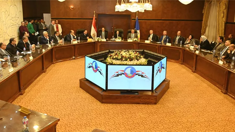 محافظ البحيرة تبحث مع النواب الجدد المشروعات التنموية بالمحافظة