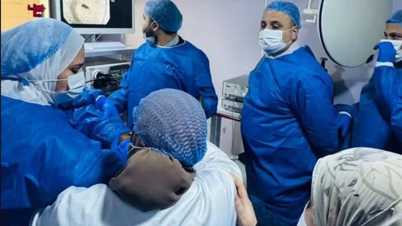 إجراء جراحة مناظير لعلاج الارتجاع المعدي المريئي في الشرقية|صور