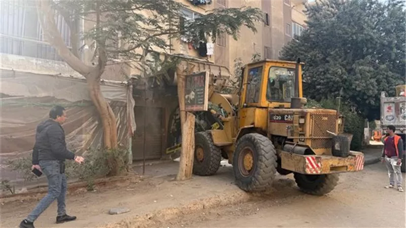 رئيس جهاز 6 أكتوبر يقود حملة لإزالة المخالفات والإشغالات بالمدينة