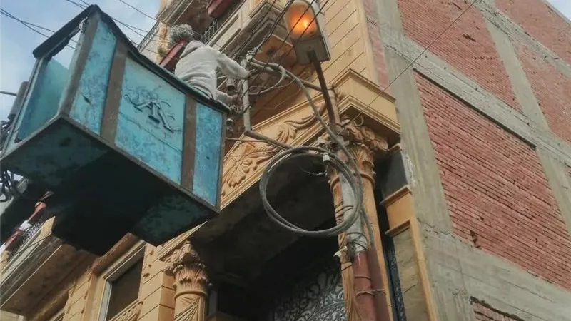 تثبيت 12 عمود إنارة جديد على طريق بيلا في كفر الشيخ