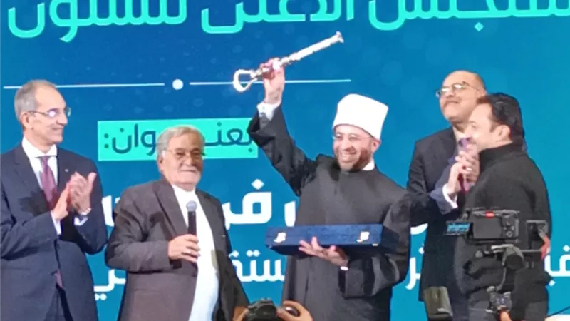 على هامش مؤتمر المهن.. وزير الأوقاف يكرم شيخ النحاسين|فيديو