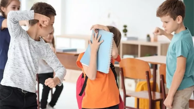 من يصنع الطفل العنيف؟ الأسرة أم المدرسة أم الشاشة.. مختصون يوضحون الحل|خاص
