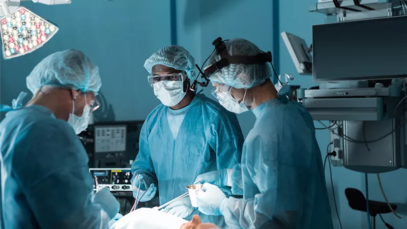 أبطال غرف العمليات.. نماذج مضيئة بالمستشفيات العامة في مختلف المحافظات