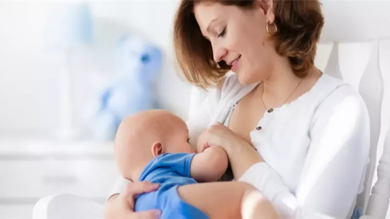 الذهب السائل.. لماذا لا ينفد حليب الأم أبدًا كما تعتقدين؟.. 