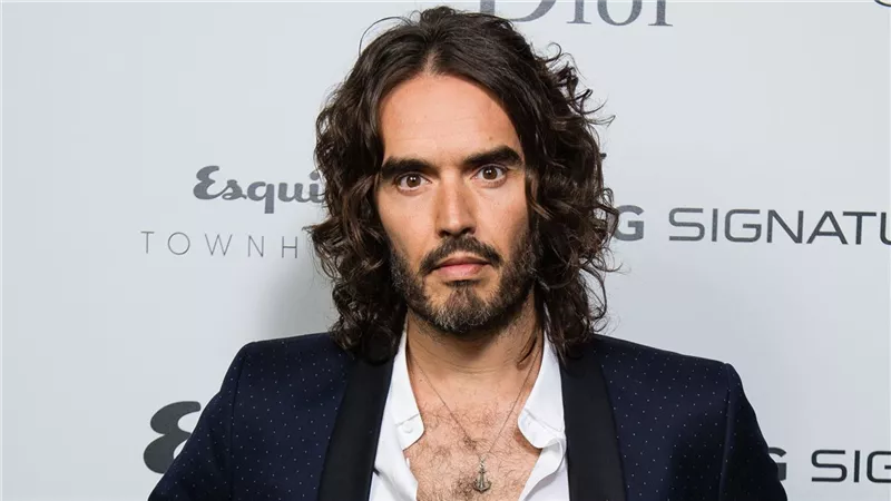الإفراج عن الفنان البريطاني «راسل براند» في قضايا الاغتصاب