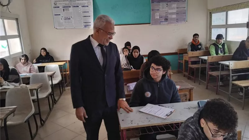 مدير تعليم الإسماعيلية يتابع امتحان الدراسات الاجتماعية للشهادة الإعدادية