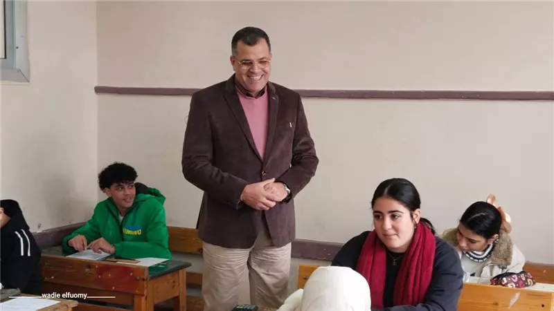 مدير تعليم دمياط يستطلع آراء الطلاب حول امتحانات الشهادة الإعدادية
